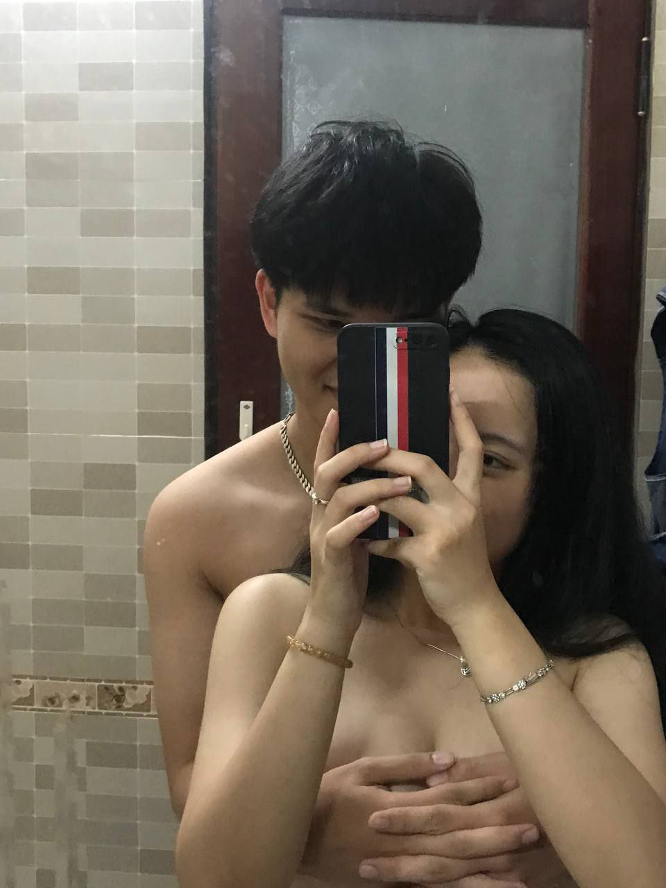 Tình cờ thấy má của bạn thân trên ứng dụng tìm phi công trẻ